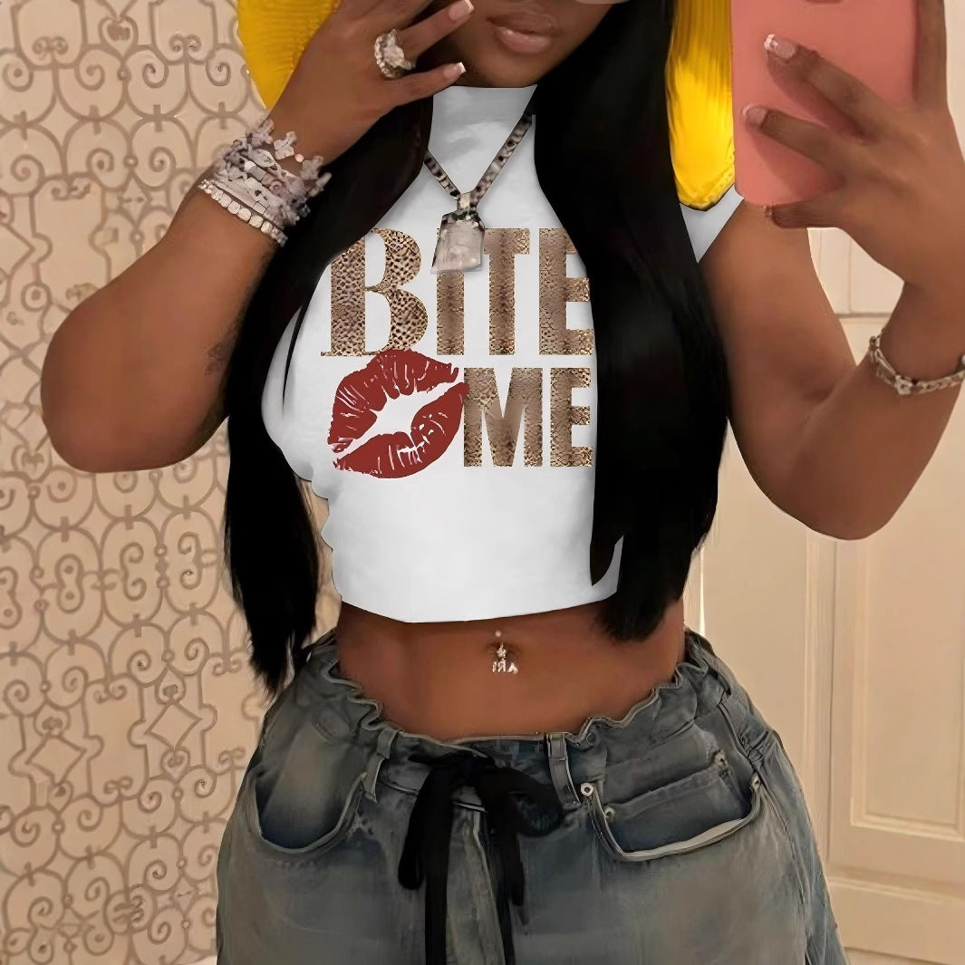 Damen Crop-Top med glittrande läppmotiv och konstnärlig text Mirla-Eva Jonsson