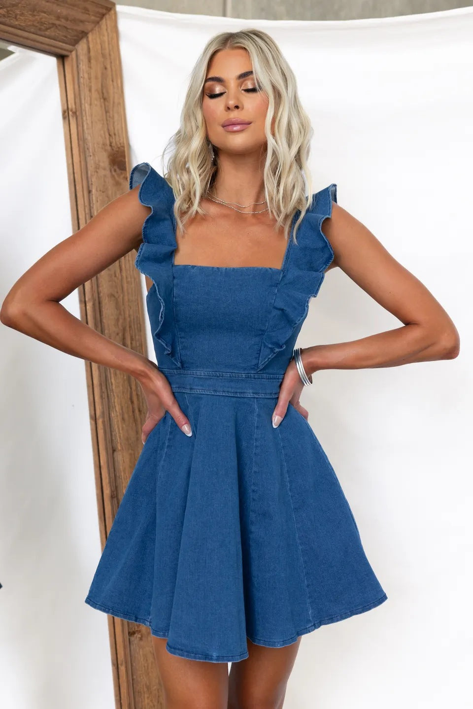 Damen Denim-klänning med volangdetaljer och feminin silhuett Mirla-Eva Jonsson