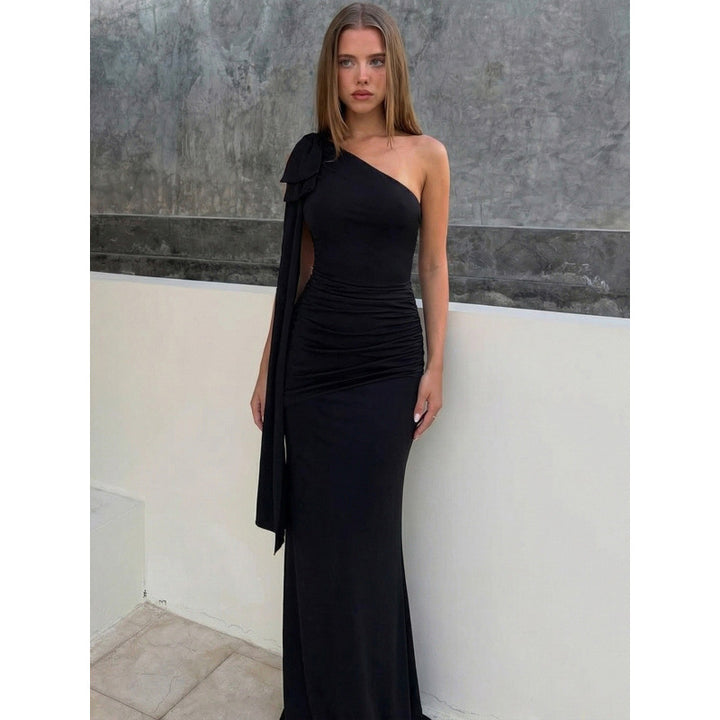 Damen Elegant Wrap Dress with Asymmetric Neckline and Shoulder Details Mirla-Eva Jonsson
