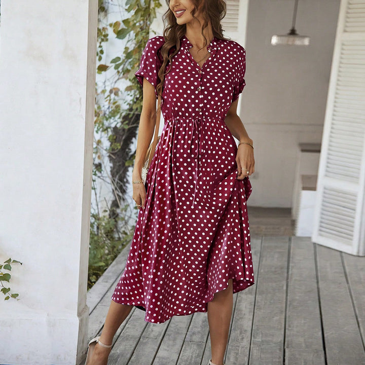 Damen Elegant skjortklänning med figursydd design och prickar Mirla-Eva Jonsson
