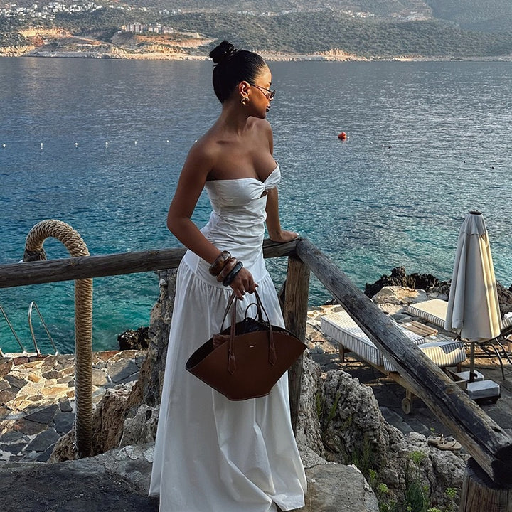 Damen Elegant skuren Maxiklänning med off-shoulder design och romantiska detaljer Mirla-Eva Jonsson