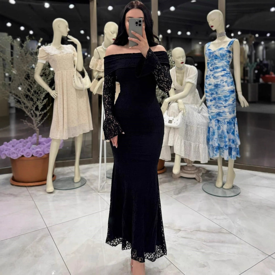 Damen Elegant spetsklänning med Off-Shoulder design och volang Mirla-Eva Jonsson