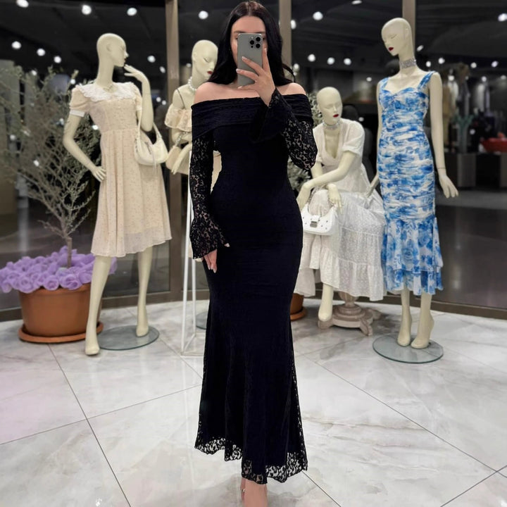 Damen Elegant spetsklänning med Off-Shoulder design och volang Mirla-Eva Jonsson