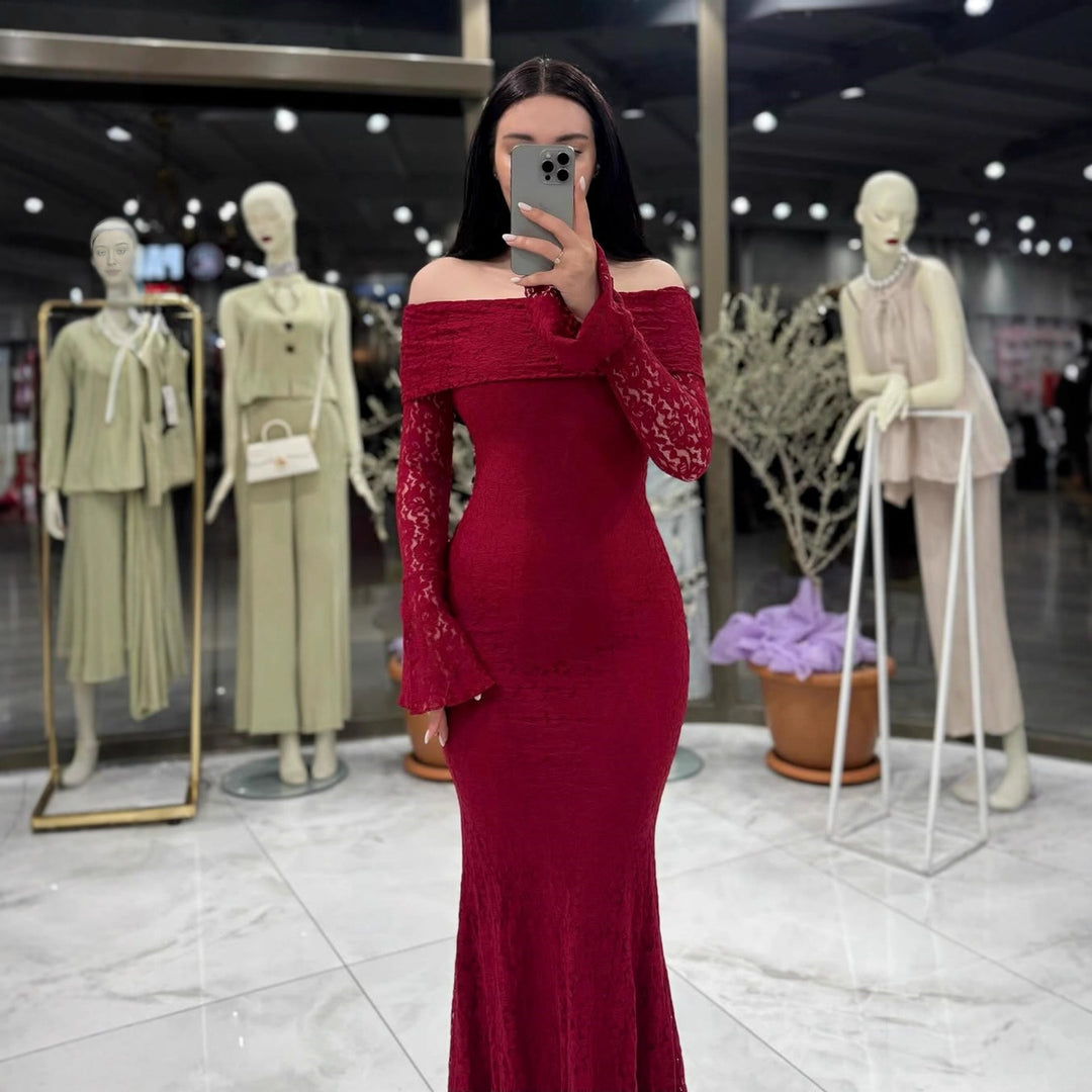 Damen Elegant spetsklänning med Off-Shoulder design och volang Mirla-Eva Jonsson