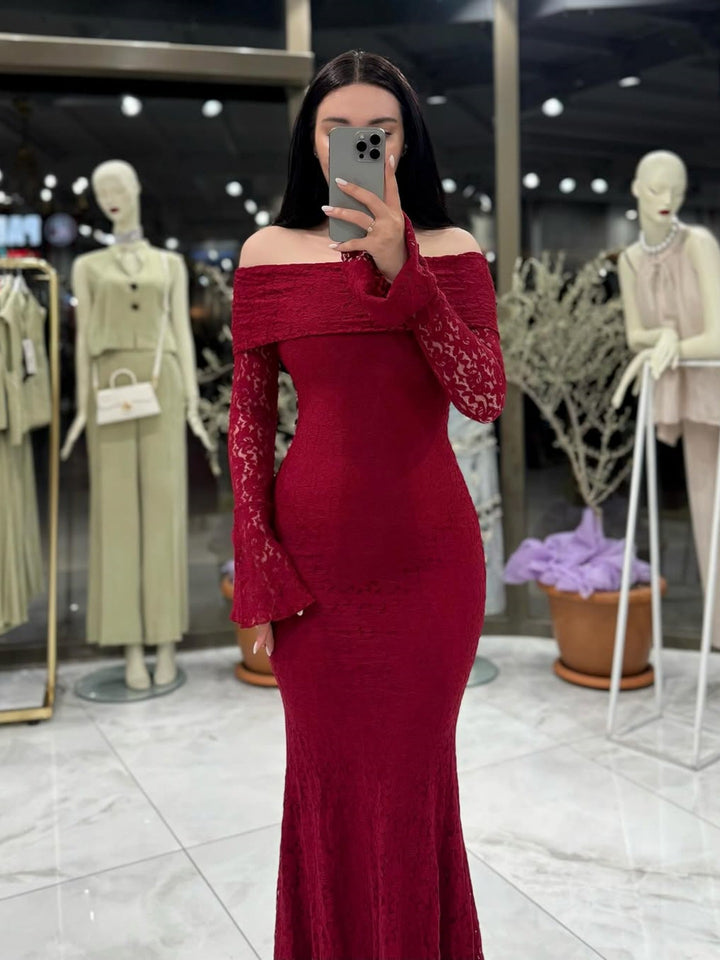 Damen Elegant spetsklänning med Off-Shoulder design och volang Mirla-Eva Jonsson