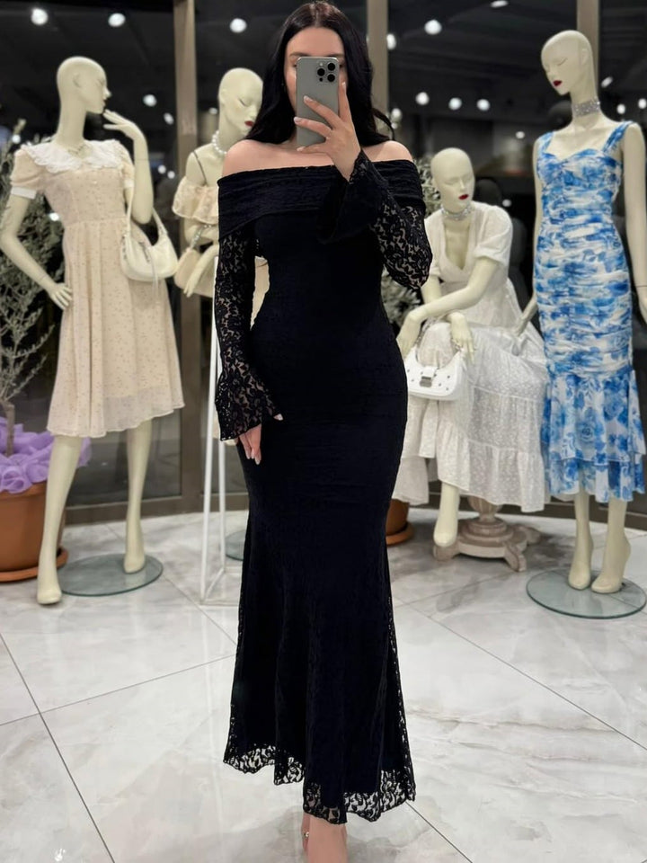Damen Elegant spetsklänning med Off-Shoulder design och volang Mirla-Eva Jonsson