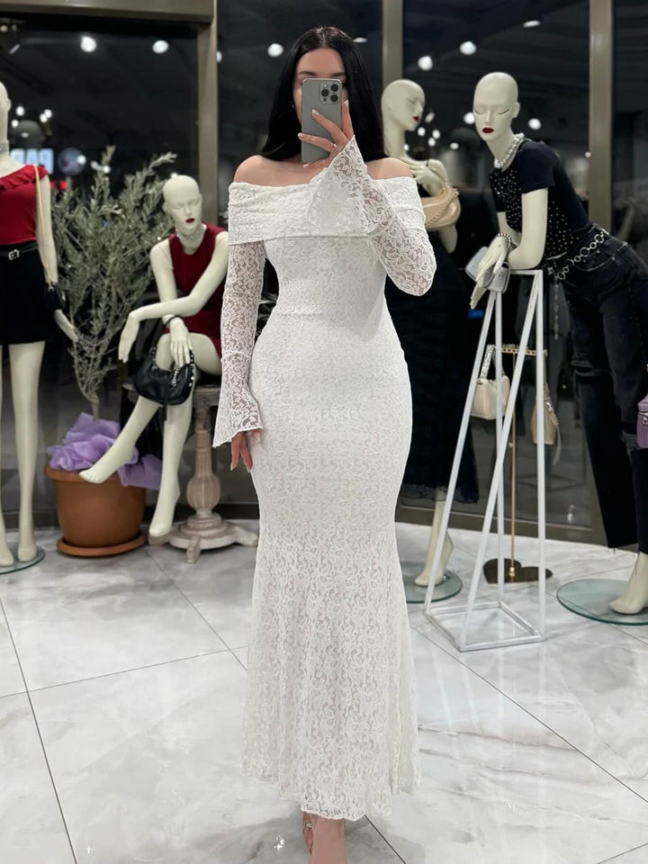 Damen Elegant spetsklänning med Off-Shoulder design och volang Mirla-Eva Jonsson