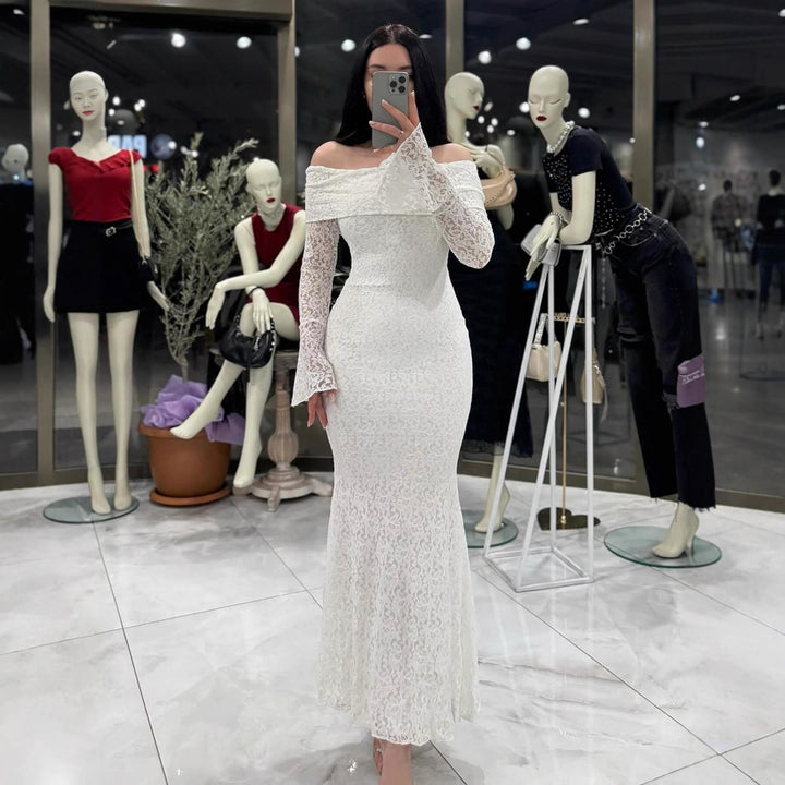 Damen Elegant spetsklänning med Off-Shoulder design och volang Mirla-Eva Jonsson