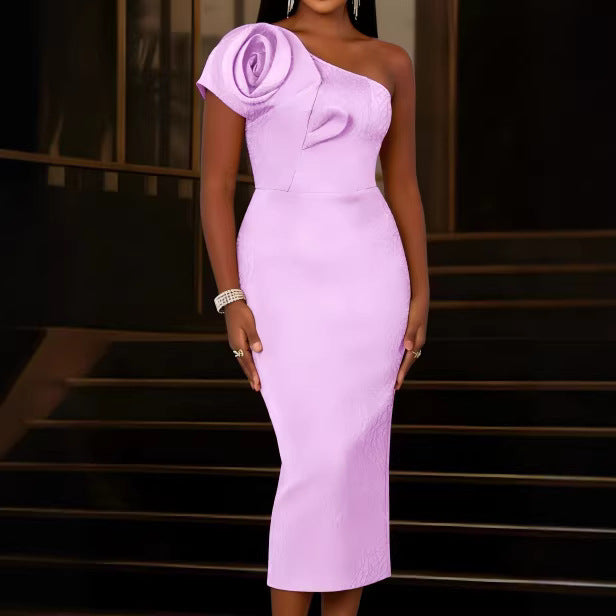 Damen Etuikleid mit asymmetrischem Design und 3D-Rosenapplikation Mirla-Eva Jonsson
