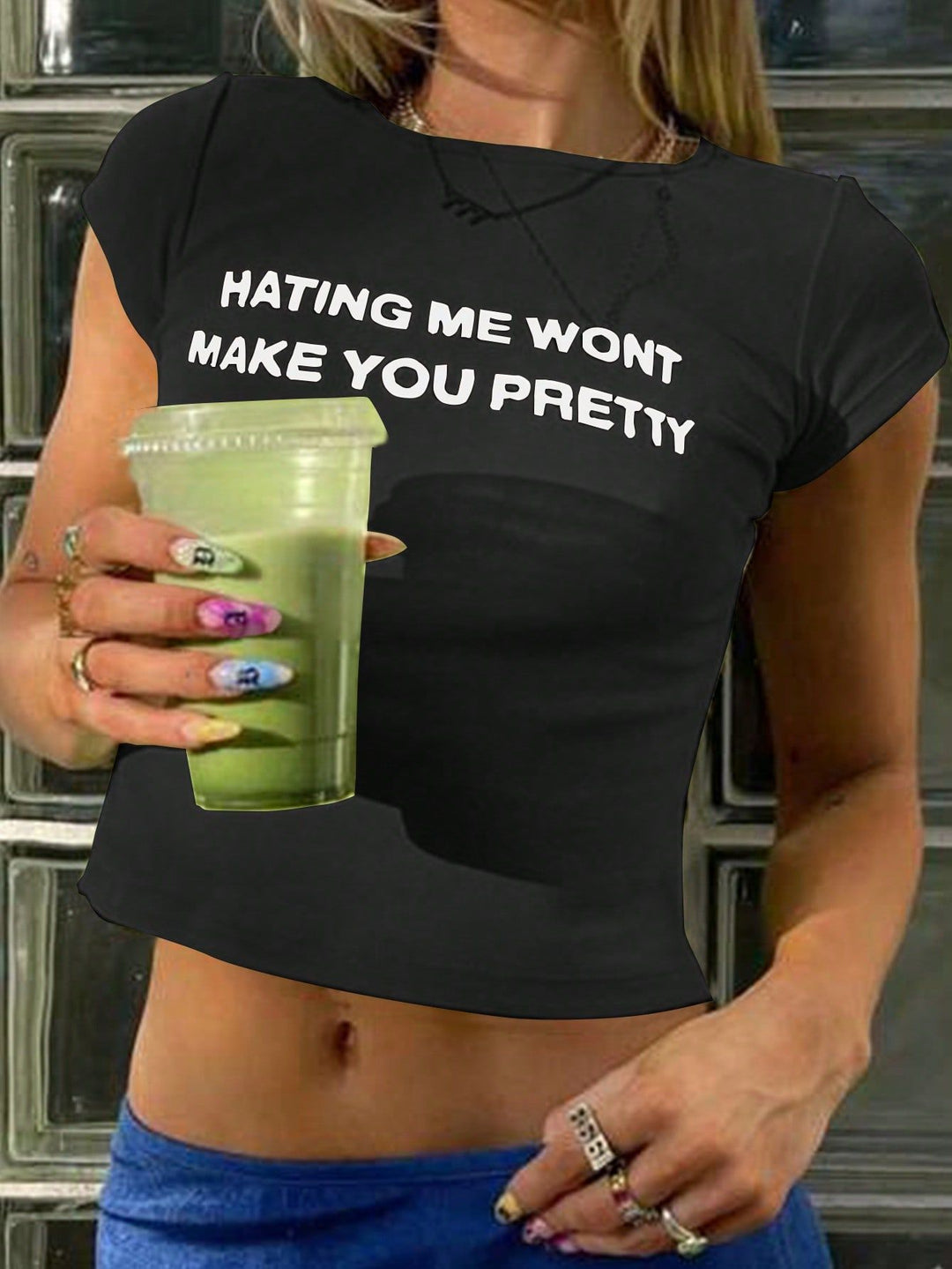 Damen Figurbetonat Crop-T-Shirt med statement text Mirla-Eva Jonsson