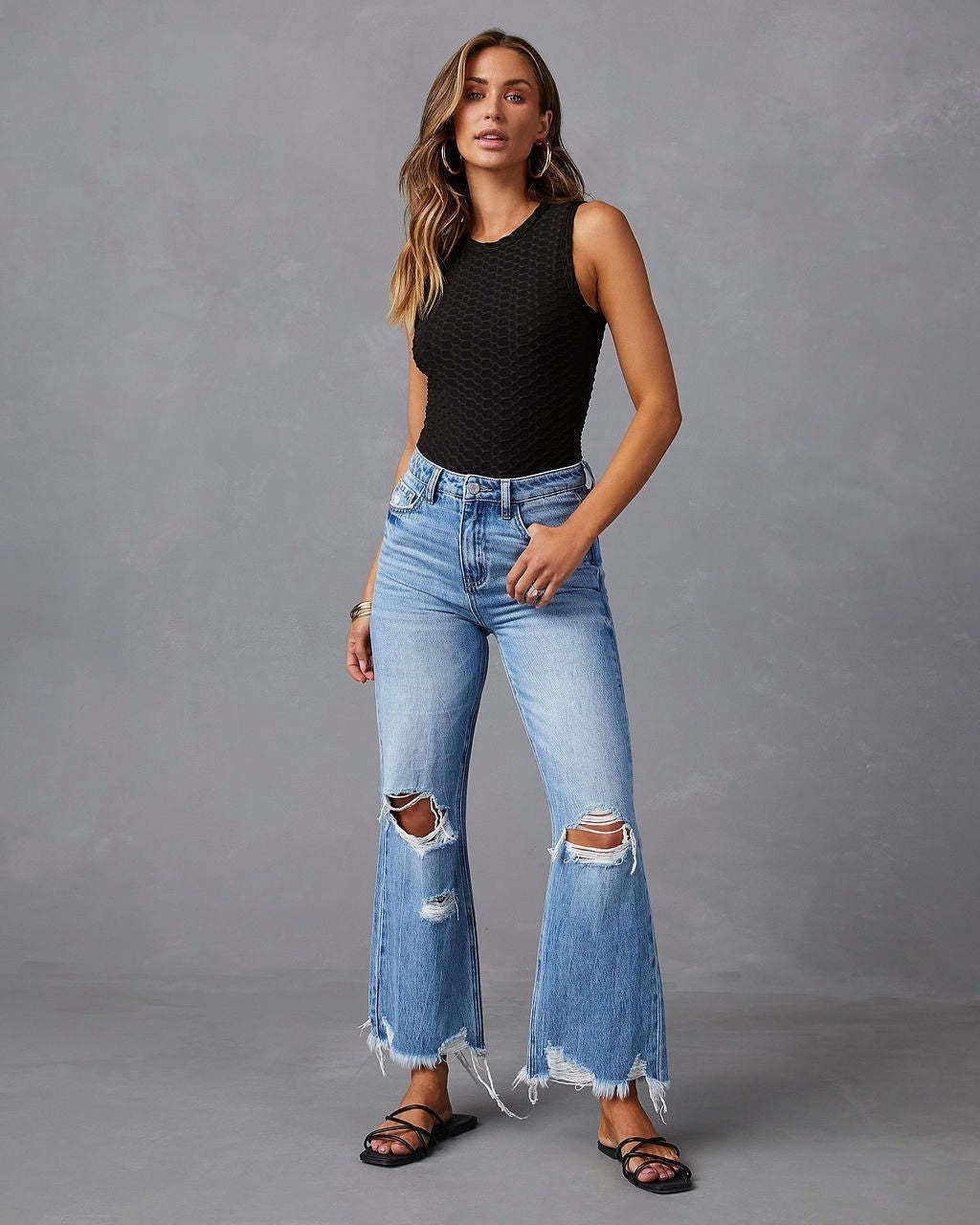 Damen Flared Jeans med stiliga slitdetaljer och fransade fållar Mirla-Eva Jonsson