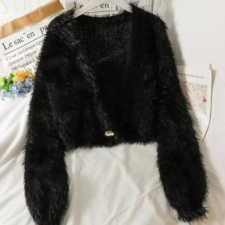 Damen Flauschige Kurzstrickjacke mit V-Ausschnitt und Knopfdetail Mirla-Eva Jonsson