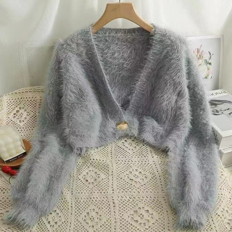 Damen Flauschige Kurzstrickjacke mit V-Ausschnitt und Knopfdetail Mirla-Eva Jonsson
