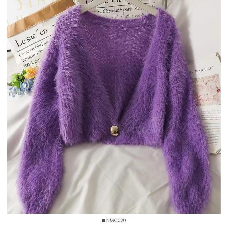 Damen Flauschige Kurzstrickjacke mit V-Ausschnitt und Knopfdetail Mirla-Eva Jonsson
