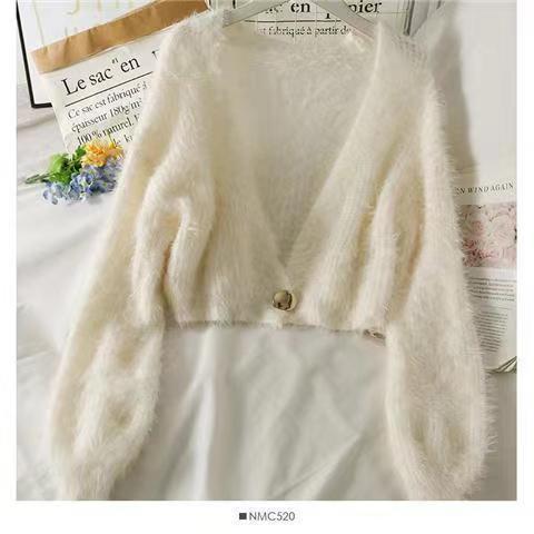 Damen Flauschige Kurzstrickjacke mit V-Ausschnitt und Knopfdetail Mirla-Eva Jonsson