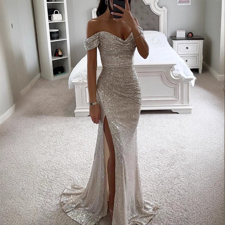 Damen Glamourösa Aftonklänning med off-shoulder snitt och skimrande tyg Mirla-Eva Jonsson