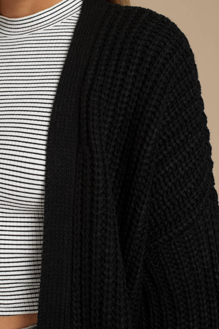 Damen Grob gestrickte Kuscheljacke mit tiefem V-Ausschnitt und lässigem Schnitt Eva Jonsson-Eva Jonsson