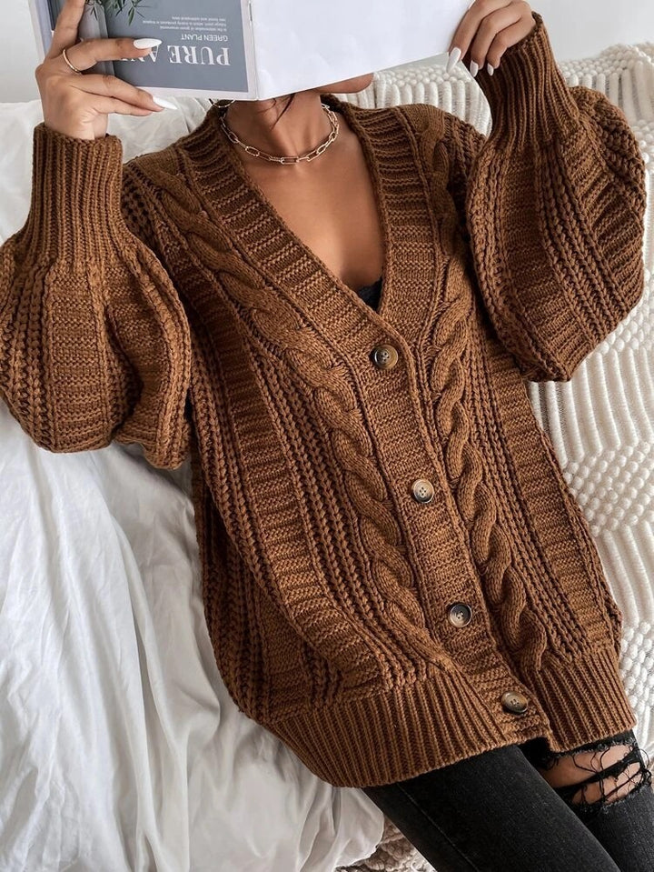 Damen Grobstrick-Cardigan mit dekorativem Zopfmuster Mirla-Eva Jonsson