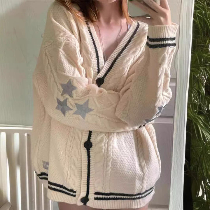 Damen Grobstrickjacke med Eleganta Stjärnapplikationer och Kontrasterande Detaljer Eva Jonsson-Eva Jonsson