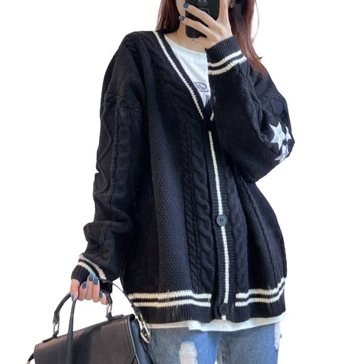 Damen Grobstrickjacke med Eleganta Stjärnapplikationer och Kontrasterande Detaljer Eva Jonsson-Eva Jonsson