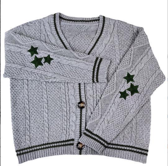 Damen Grobstrickjacke mit einzigartiger Zopfstruktur und dekorativen Sternen Mirla-Eva Jonsson