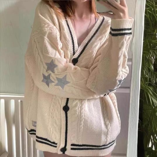 Damen Grobstrickjacke mit einzigartiger Zopfstruktur und dekorativen Sternen Mirla-Eva Jonsson