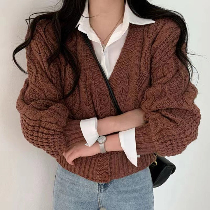 Damen Grobstrickjacke mit voluminösen Ärmeln und einzigartigem Zopfmuster Mirla-Eva Jonsson