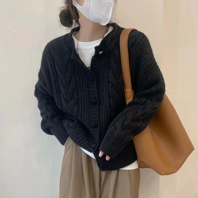 Damen Grobstrickpullover mit Knopfleiste und elegantem Zopfmuster Mirla-Eva Jonsson