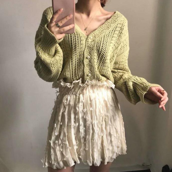 Damen Grobstrickpullover mit modischem V-Ausschnitt und Knopfdetails Mirla-Eva Jonsson