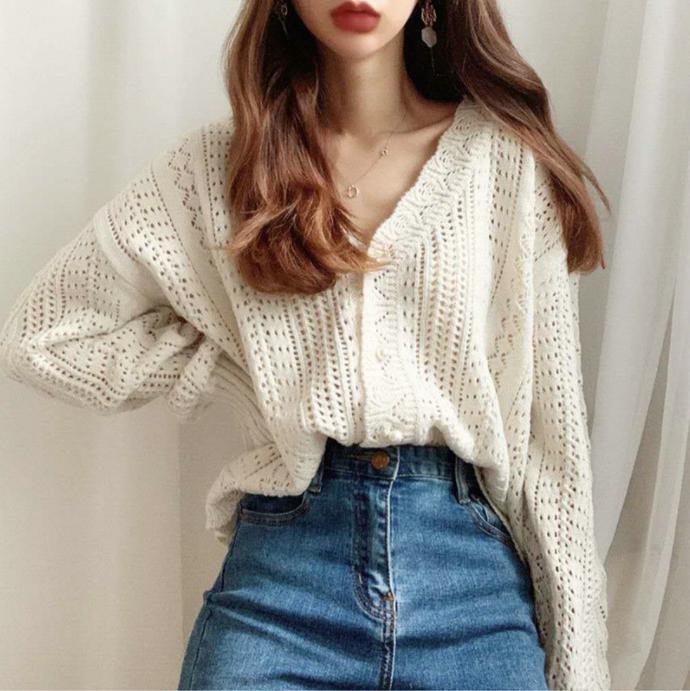 Damen Grobstrickpullover mit modischem V-Ausschnitt und Knopfdetails Mirla-Eva Jonsson