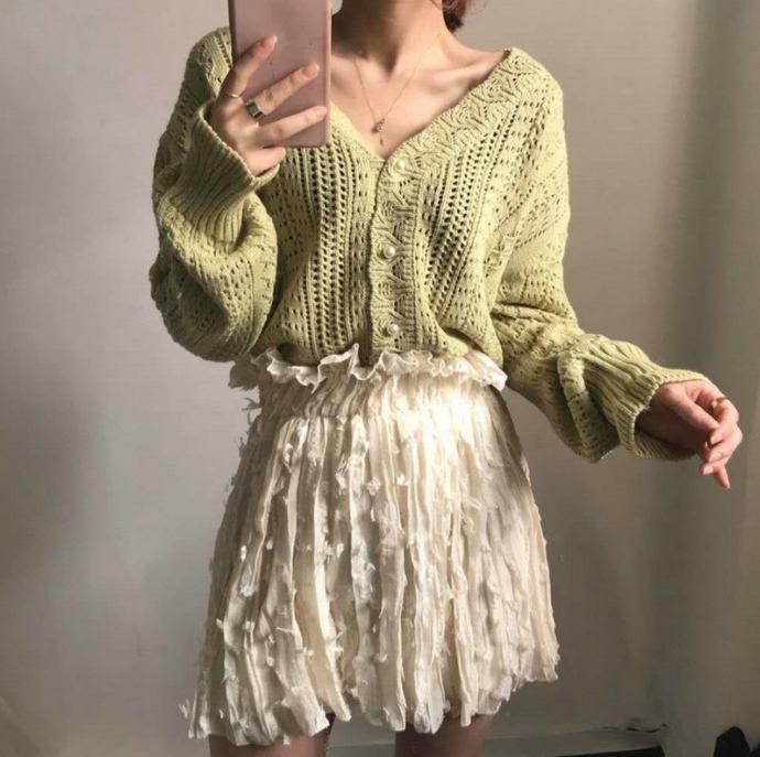 Damen Grobstrickpullover mit modischem V-Ausschnitt und Knopfdetails Mirla-Eva Jonsson