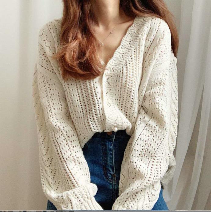 Damen Grobstrickpullover mit modischem V-Ausschnitt und Knopfdetails Mirla-Eva Jonsson