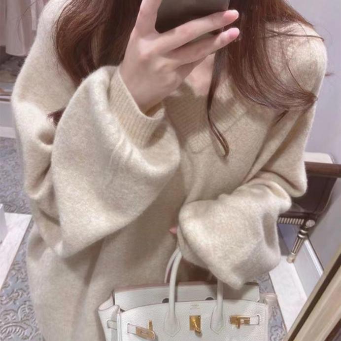 Damen Grobstrickpullover mit tiefem V-Ausschnitt und voluminösen Ärmeln Mirla-Eva Jonsson