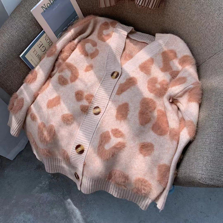 Damen Kuschelige Strickjacke mit herzförmigem Design und Knopfdetail Eva Jonsson-Eva Jonsson