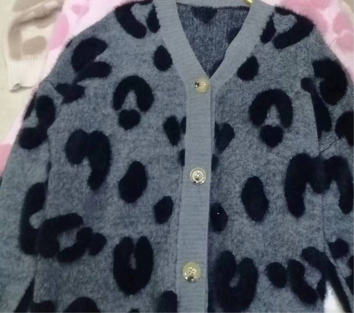 Damen Kuschelige Strickjacke mit herzförmigem Design und Knopfdetail Eva Jonsson-Eva Jonsson