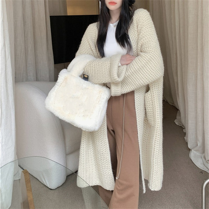 Damen Lange Strickjacke mit praktischen Taschen und modischem Zopfmuster Mirla-Eva Jonsson