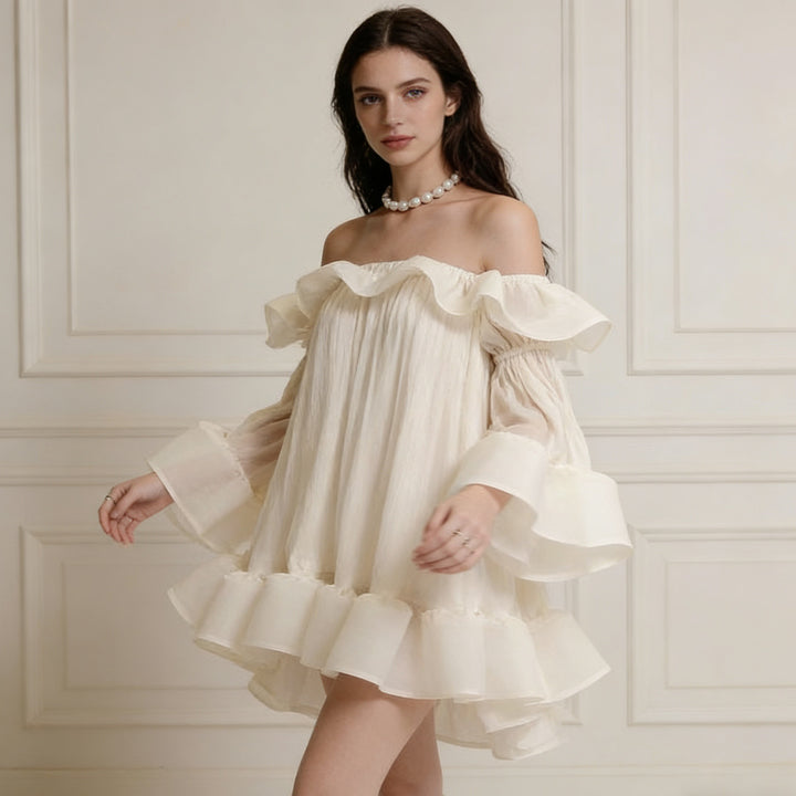 Damen Lekfullt romantisk miniklänning med volanger och off-shoulder design Mirla-Eva Jonsson