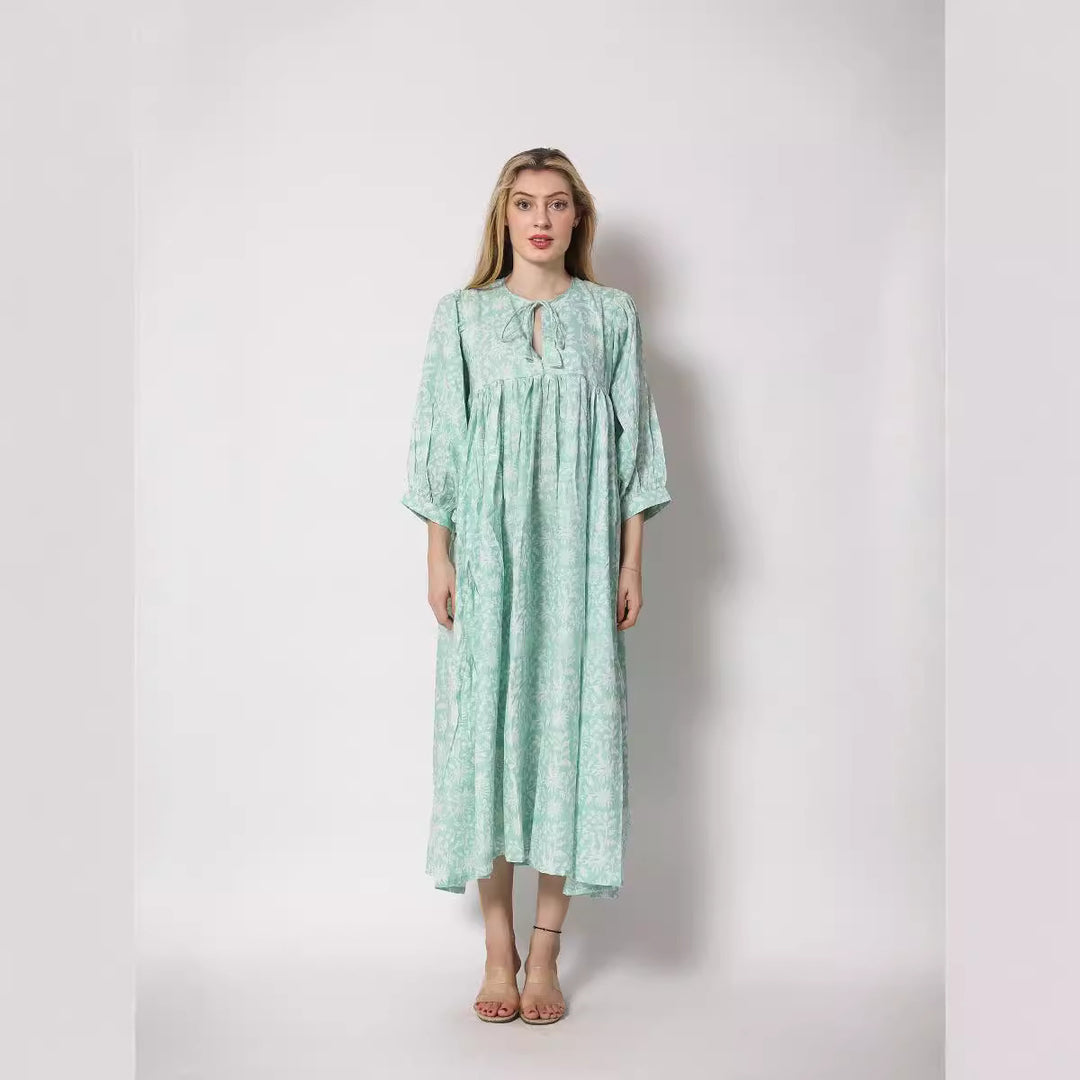 Damen Maxi-kjol med voluminösa ärmar och raffinerad bindningsdetalj Mirla-Eva Jonsson