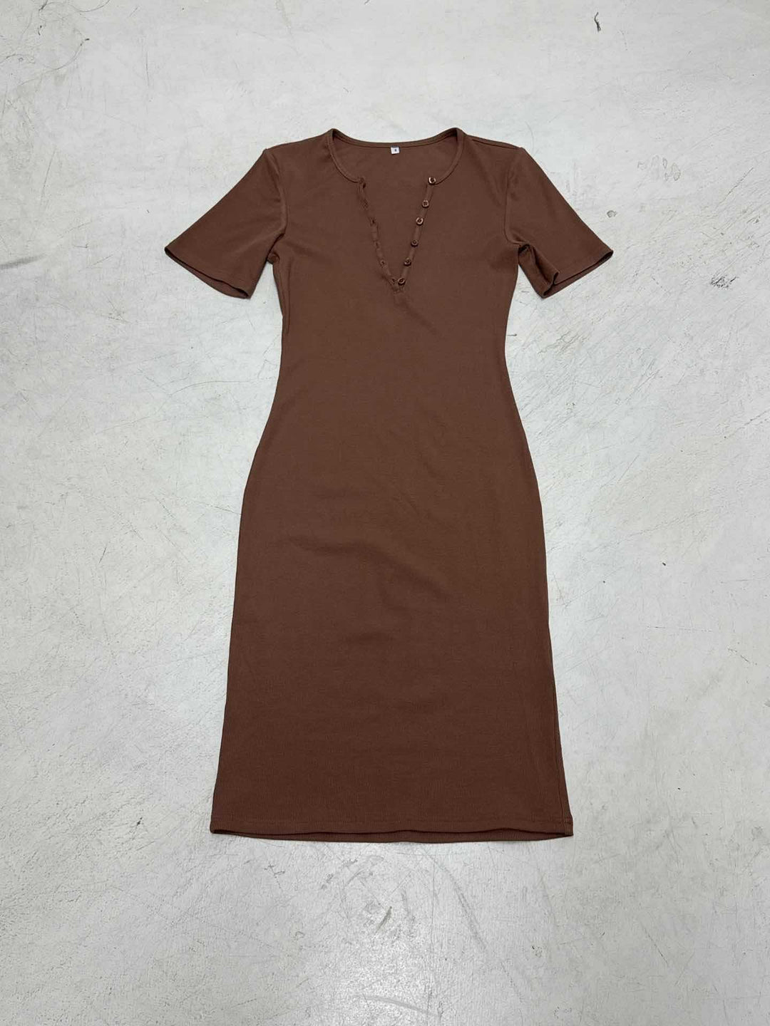 Damen Midi-klänning med modern knappslå-design och figursmickrande snitt Mirla-Eva Jonsson