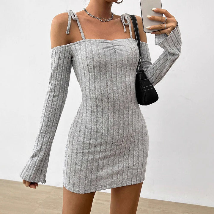 Damen Off-Shoulder Minikleid mit Rüschendetails und feinem Rippstrick Mirla-Eva Jonsson