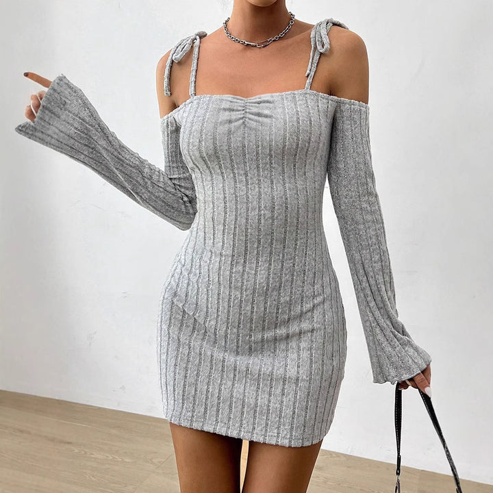 Damen Off-Shoulder Minikleid mit Rüschendetails und feinem Rippstrick Mirla-Eva Jonsson