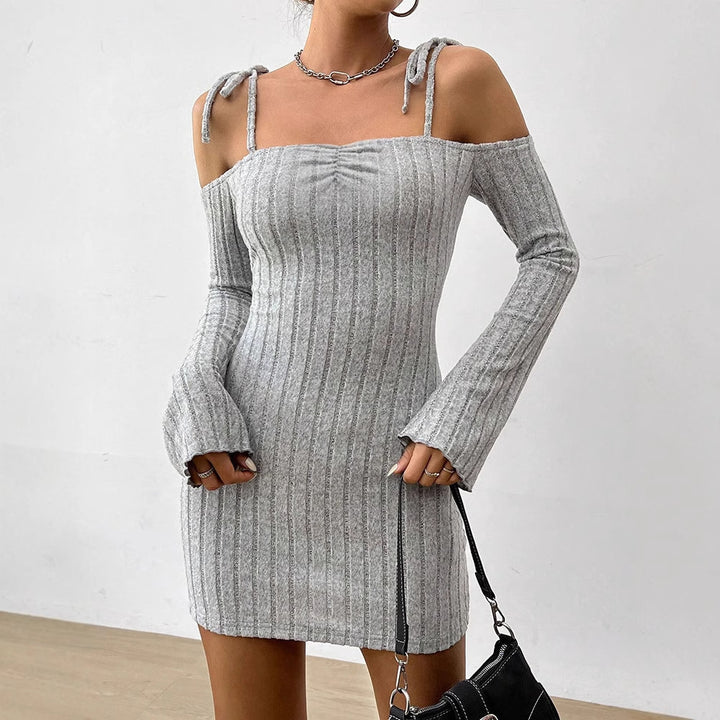 Damen Off-Shoulder Minikleid mit Rüschendetails und feinem Rippstrick Mirla-Eva Jonsson
