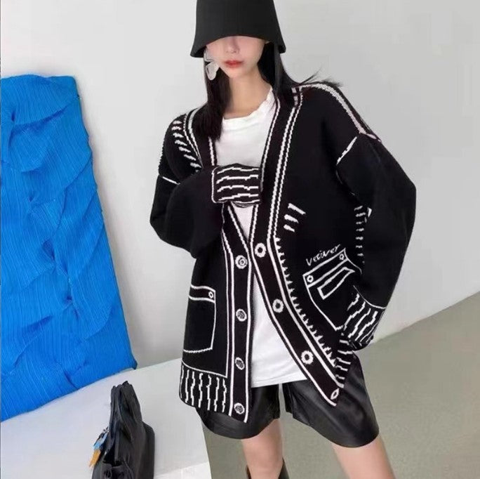 Damen Oversized Strickjacke mit kreativem Design und großen Knöpfen Mirla-Eva Jonsson
