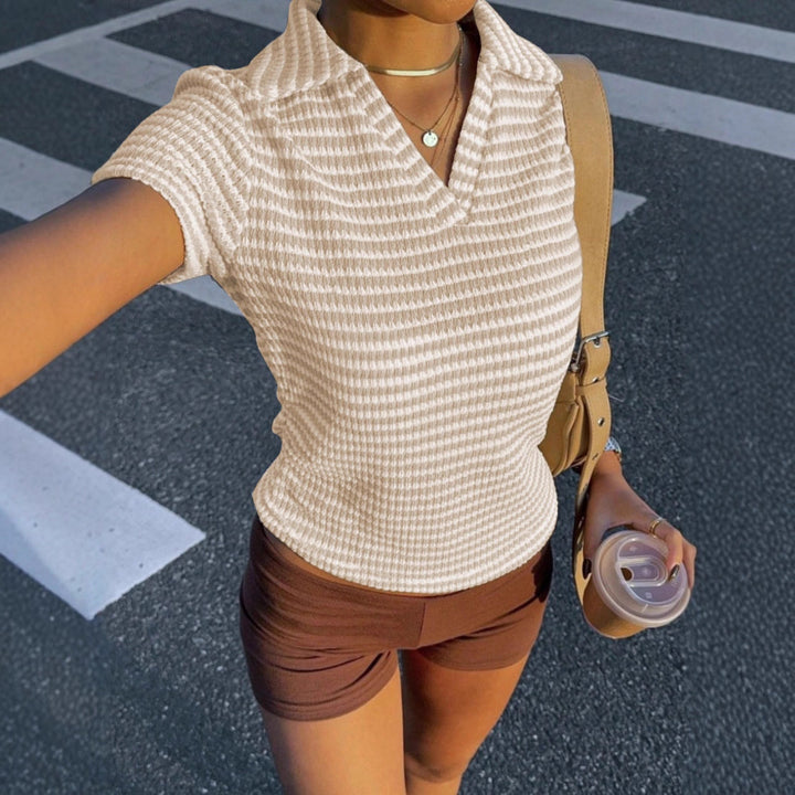 Damen Polo-Shirt i strukturerad design med modern V-ringning Mirla-Eva Jonsson