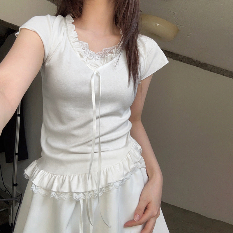 Damen Ruffle Top med slitstark V-hals och elegant spetsdetalj Mirla-Eva Jonsson