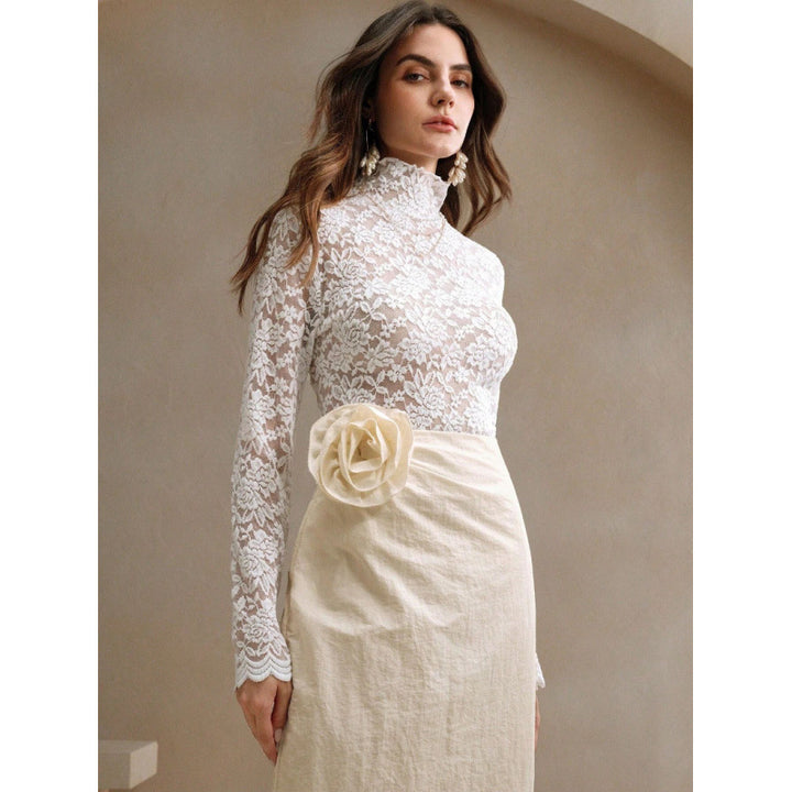 Damen Spitzenoberteil mit hohem Kragen und filigranem Blumendesign Mirla-Eva Jonsson