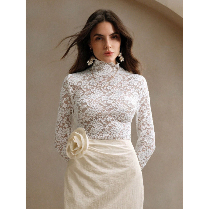 Damen Spitzenoberteil mit hohem Kragen und filigranem Blumendesign Mirla-Eva Jonsson
