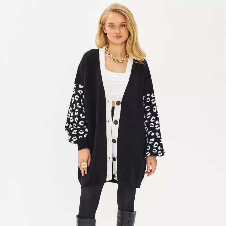 Damen Stickad Jacka med Leopardmönster och Feminina Detaljer Eva Jonsson-Eva Jonsson