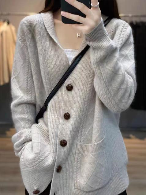 Damen Strickcardigan mit eleganter Struktur und großen Holzknöpfen Mirla-Eva Jonsson