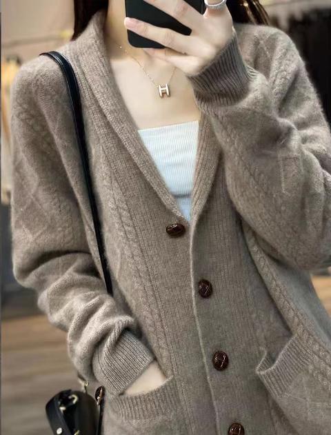 Damen Strickcardigan mit eleganter Struktur und großen Holzknöpfen Mirla-Eva Jonsson